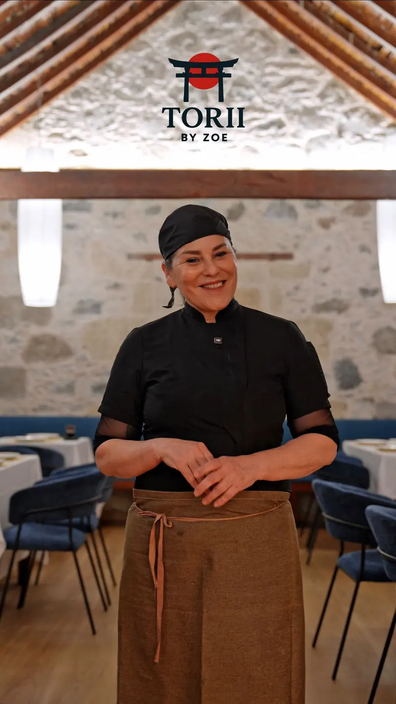 La chef Zoe sonriendo en la sala del restaurante