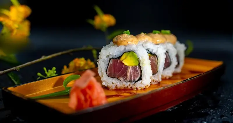 Maguro roll de atún y aguacate en bandeja lacada