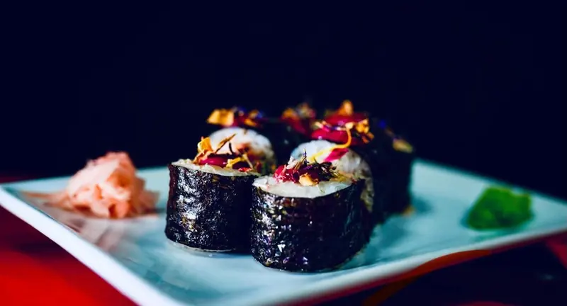 Makis de foie-gras decorados con flores comestibles