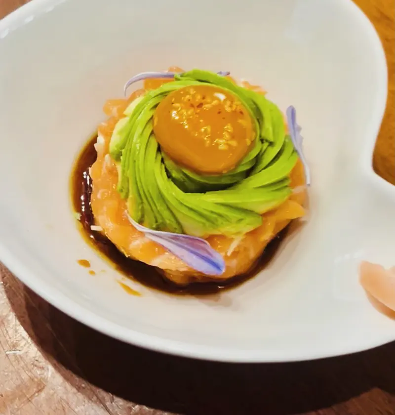 Negitoro de salmón con aguacate y yema macerada