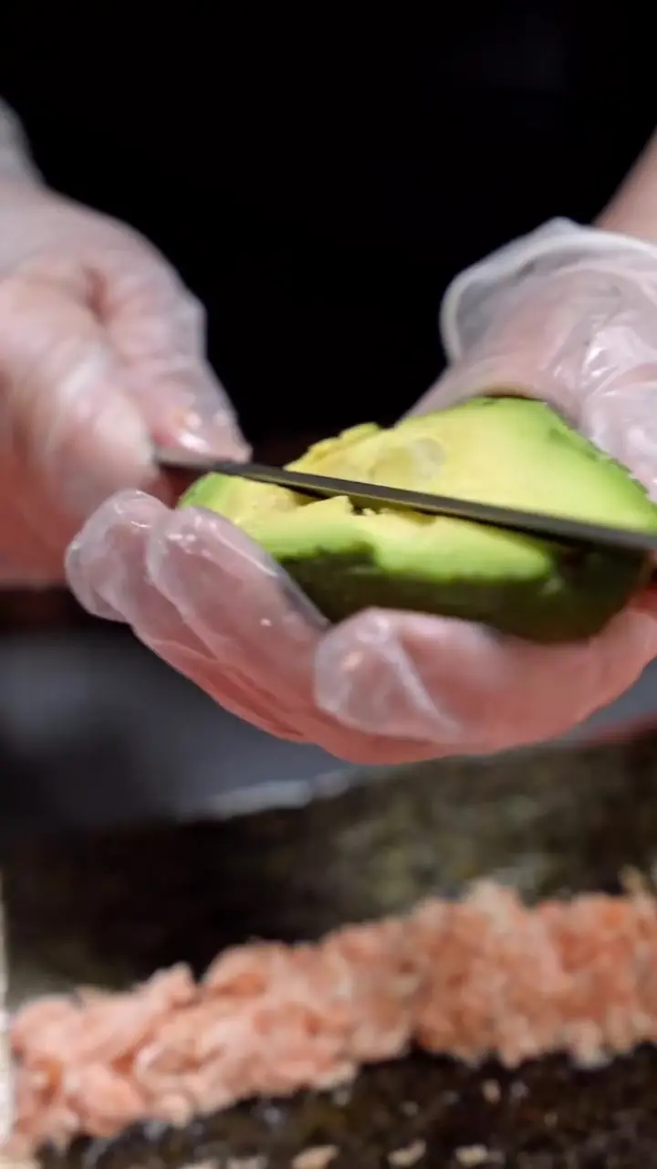 Cortando aguacate fresco