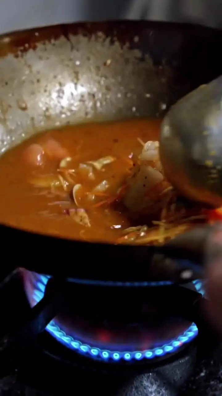 Ramen hirviendo a fuego vivo