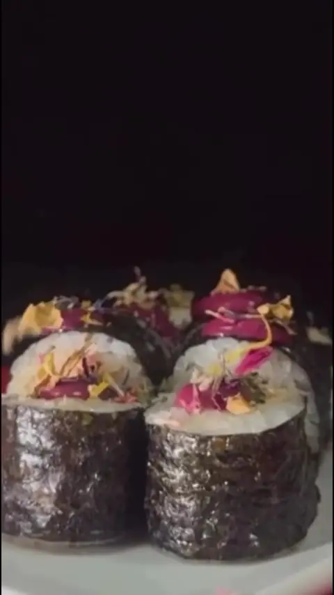 Makis con flores comestibles