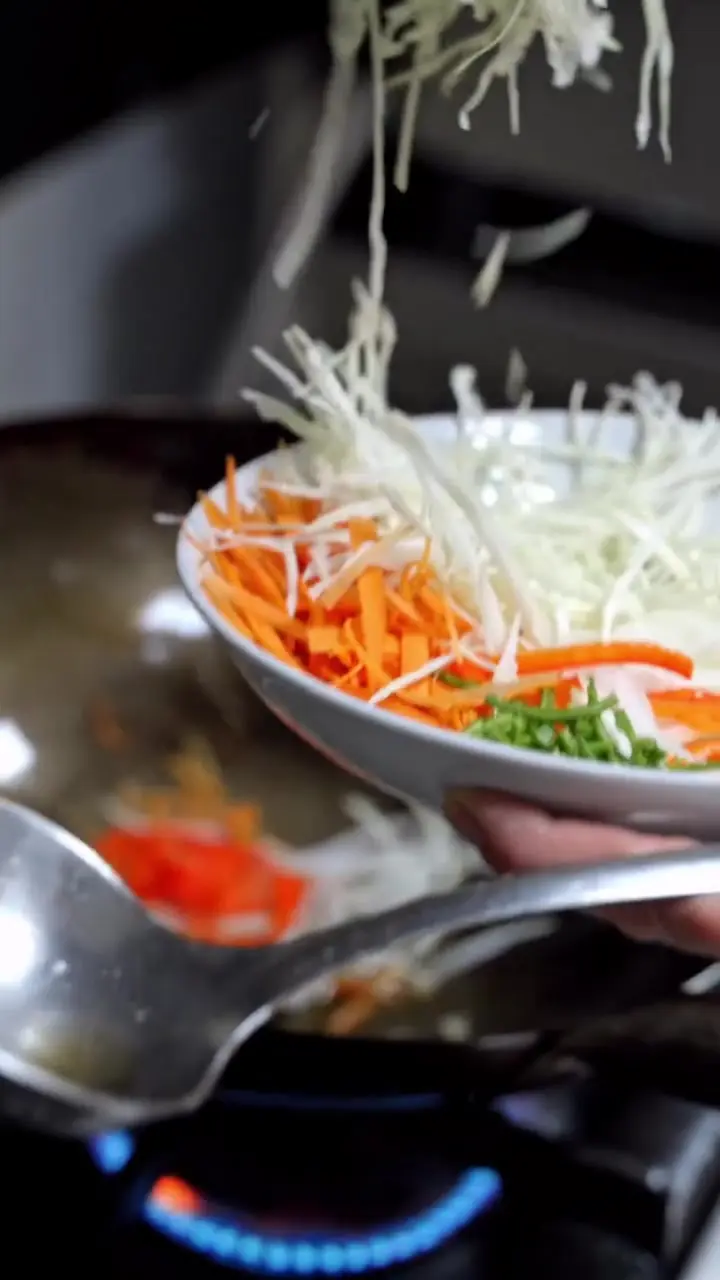 Verdura fresca cayendo al wok