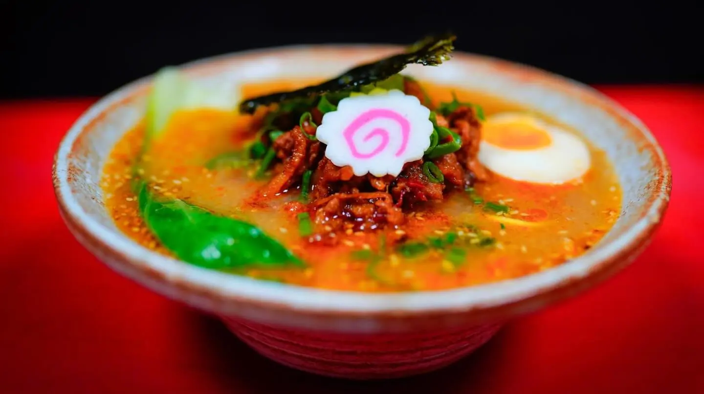 Sangyupsal Ramen recién servido: caldo, panceta, huevo y naruto