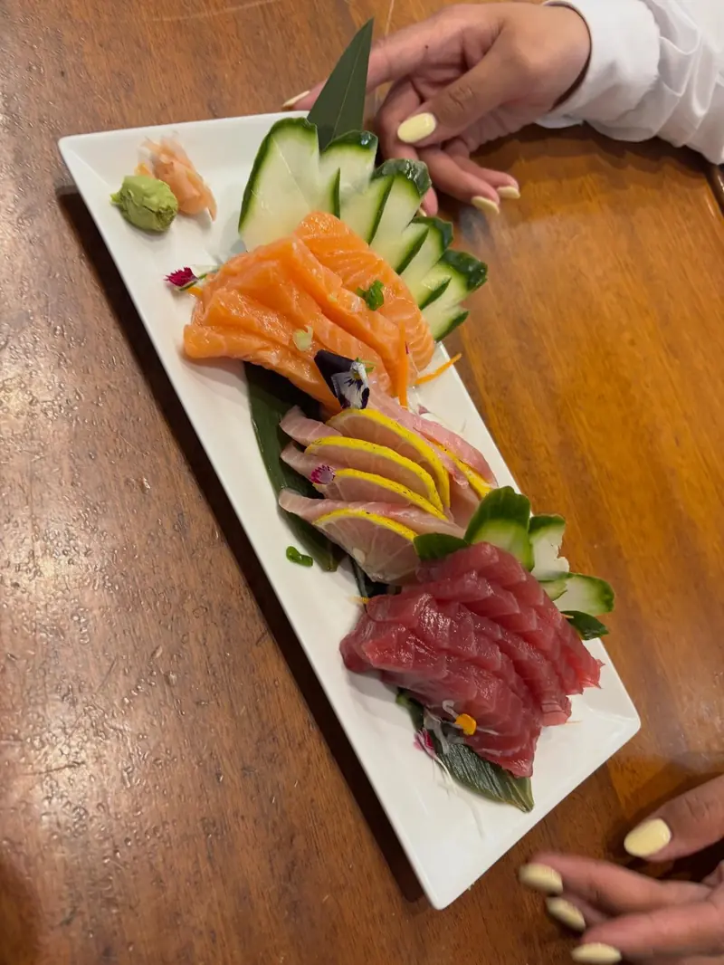 Sashimi variado de salmón, atún y pez mantequilla