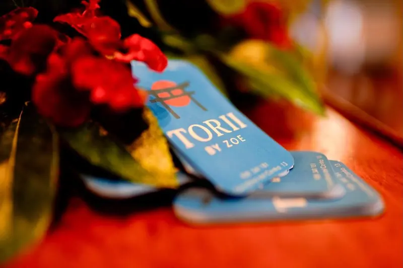Tarjetas de Torii by Zoe entre flores rojas